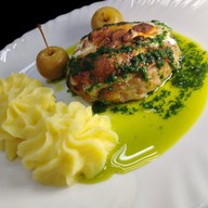 Мясное гнездо с беконом и картофелем Фото
