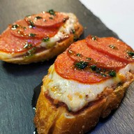 Кростини с пепперони Фото