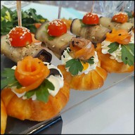 Профитроли с творожным сыром и семгой Фото