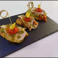 Брусккета с бужениной и печеными овощами Фото