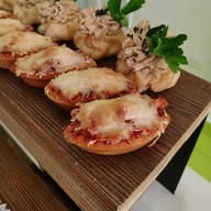 Лодочка бризе с копченостями и сыром Фото