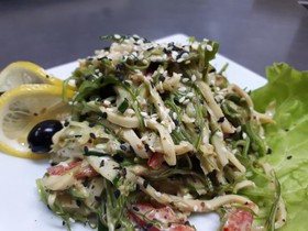 Салат с чукой и кальмаром - Фото