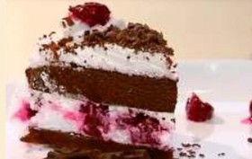 Торт шоколадный с клубникой и фруктами - Фото