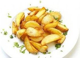 Картофельные дольки с чесноком и зеленью - Фото