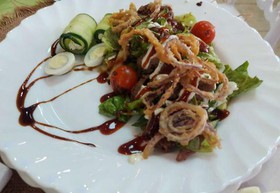 Салат с телятиной барбекю и луком фри - Фото