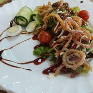 Салат с телятиной барбекю и луком фри Фото