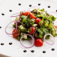 Салат из рукколы с говядиной, сыром фета Фото