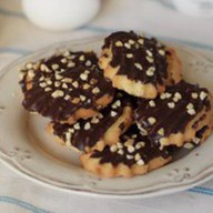 Печенье с шоколадной глазурью с орехом Фото