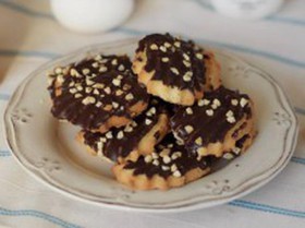 Печенье с шоколадной глазурью с орехом - Фото