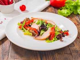 Салат с курицей и печеными томатами - Фото