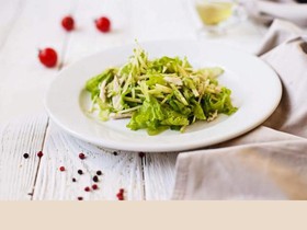 Салат с сельдереем и куриным филе - Фото