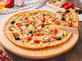 Пицца с томатами, корнишонами и перцем - Фото