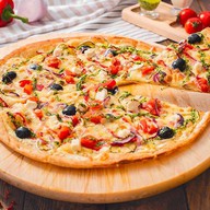 Пицца с томатами, корнишонами и перцем Фото