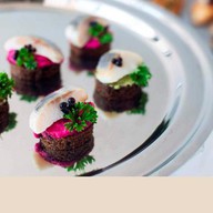 Канапе со свекольным муссом и сельдью Фото