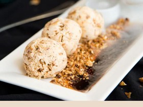 Мороженое с грецким орехом и карамелью - Фото