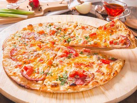 Пицца с копчёной колбаской - Фото