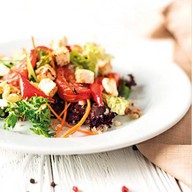 Салат с овощами, сыром фета и киноа Фото