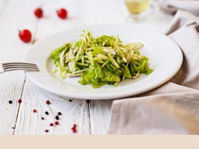 Салат с сельдереем и куриным филе - Фото