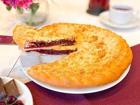 Пирог с вишней и шоколадом - Фото