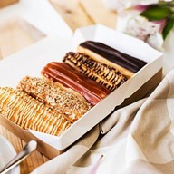 Ассорти из эклеров Фото