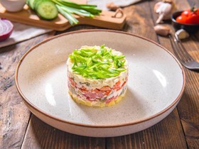 Оливье с копченой колбаской - Фото