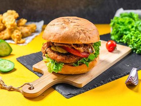 Бургер с хрустящей курицей и соусом - Фото