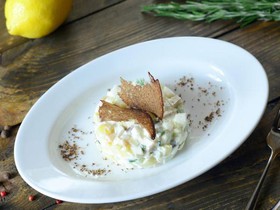 Салат с маринованной скумбрией - Фото