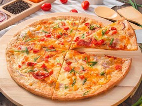 Пицца с копченой курицей и пепперони - Фото