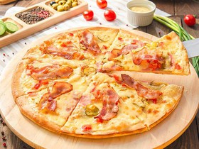 Пицца с ветчиной, томатами и беконом - Фото