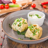 Манты с курицей и шпинатом со сметаной Фото