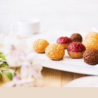 Ассорти из пирожных шу Фото