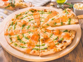 Пицца с семгой-фреш и сливочным сыром - Фото
