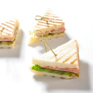 Сэндвич с ветчиной и корнишонами Фото