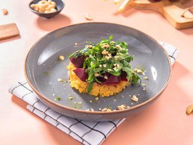 Салат со свеклой, хумусом и кешью - Фото