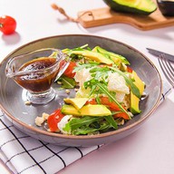 Салат с булгуром и авокадо Фото