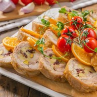 Рулет из курицы с вялеными томатами Фото