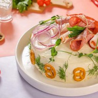 Сэндвич-торт с колбасой Фото