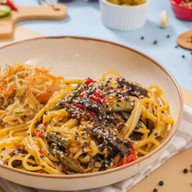 Лапша рамен с говядиной и овощами Фото