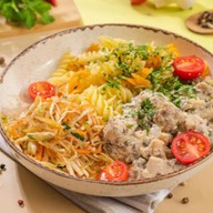 Курочка в сливочном соусе с макаронами Фото