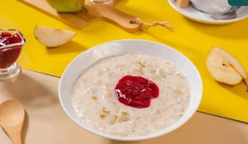 Каша овсяная с грушей и вишнёвым варенье - Фото