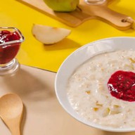 Каша овсяная с грушей и вишнёвым варенье Фото