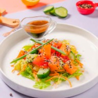 Салат с семгой и овощами new Фото