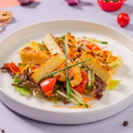 Салат овощной с печеным сыром Фото