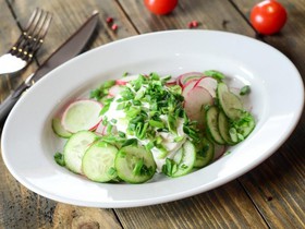 Салат с редисом и огурцом - Фото