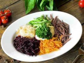 Салат с говядиной и овощами - Фото