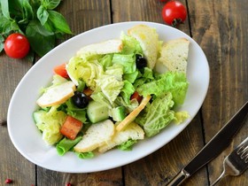 Салат овощной с маслинами - Фото