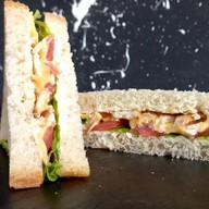 Сэндвич цезарь с курицей Фото