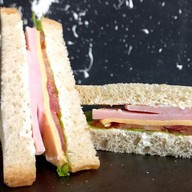 Сэндвич с ветчиной и сыром Фото
