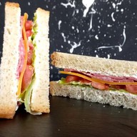 Сэндвич с салями Фото