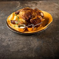 Цыплёнок на вертеле с сырным соусом Фото